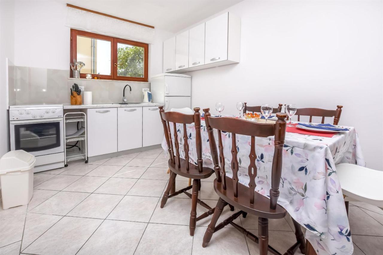 Viktor Apartment