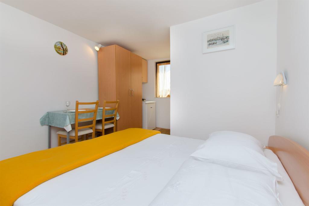 Apartments Viktor * Rogoznica (Sibenik-Knin)